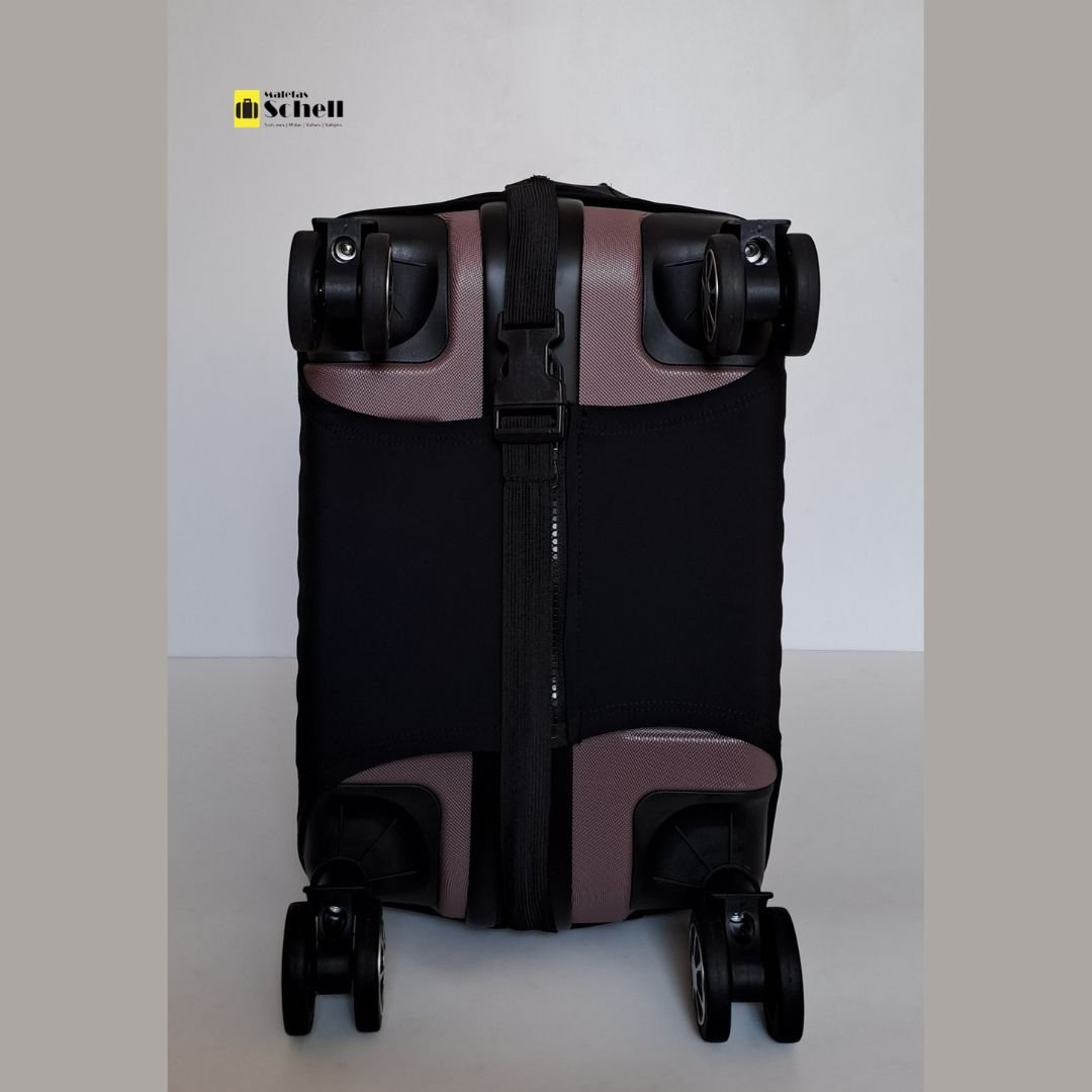 Parte inferior de la funda para maleta negra con cierre y correa de seguridad.